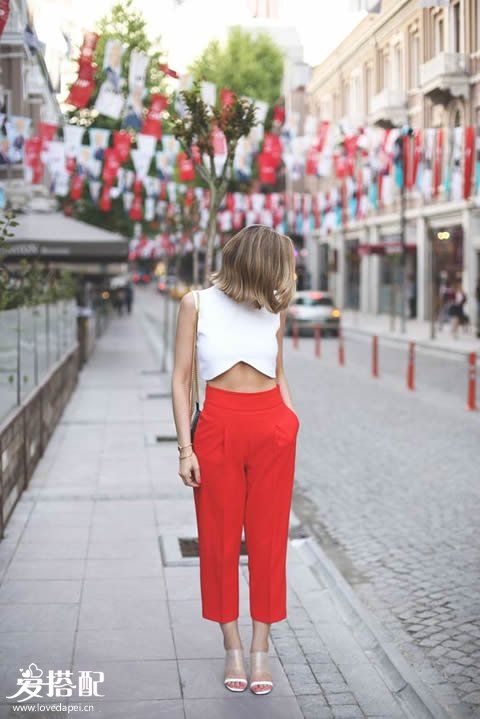 红色九分裤+白色crop top